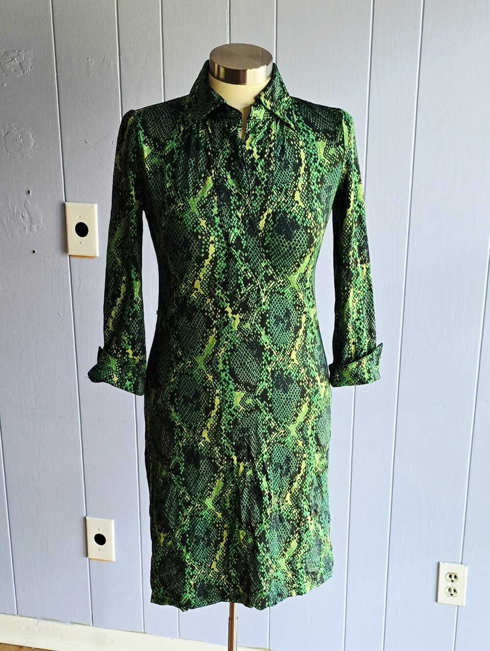 Womens Snake-Print V-Neck Multicolored Greens 3/4 Sleeves With Fold Cuffs